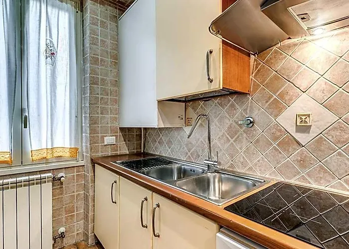 Price - Contact Us -cityscape Beautiful In The Heart Of The Action * Roma