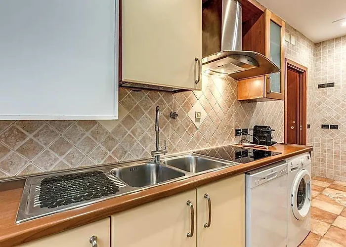 Price - Contact Us -cityscape Beautiful In The Heart Of The Action Appartamento Roma